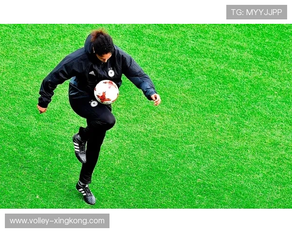 足球巨星膝盖颠球瞬间展现非凡控球技巧与无限运动魅力