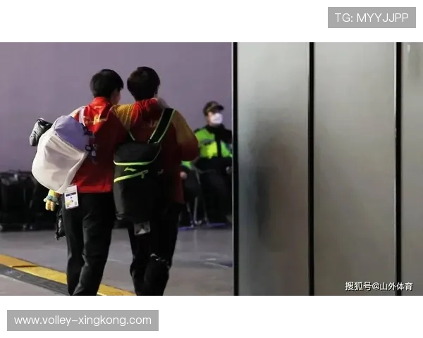 足球巨星为球迷送裤子暖心行动引发热议