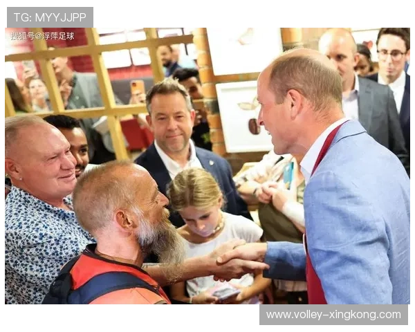 足球球星交换袜子瞬间引发热议 亲密互动展现场下友谊与尊重 足球球星交换袜子瞬间引发热议 亲密互动展现场下友谊与尊重